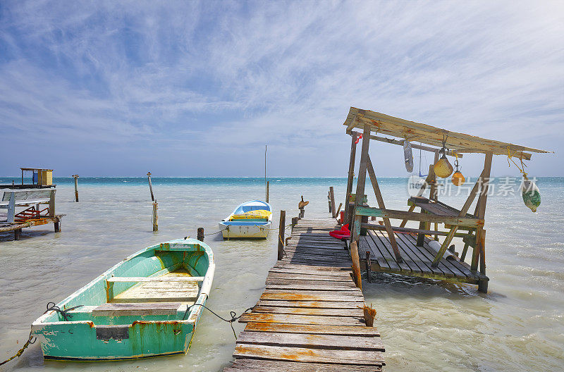 海滩与码头棚屋和船在加勒比岛-伯利兹/考克岛